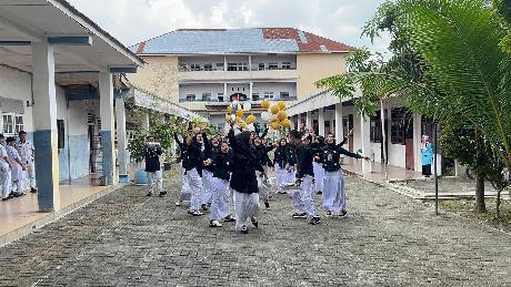Kemeriahan Angkatan Kelas XII dengan Efek Smokeboom di SMKS Kesehatan Dharma Analitika Medan